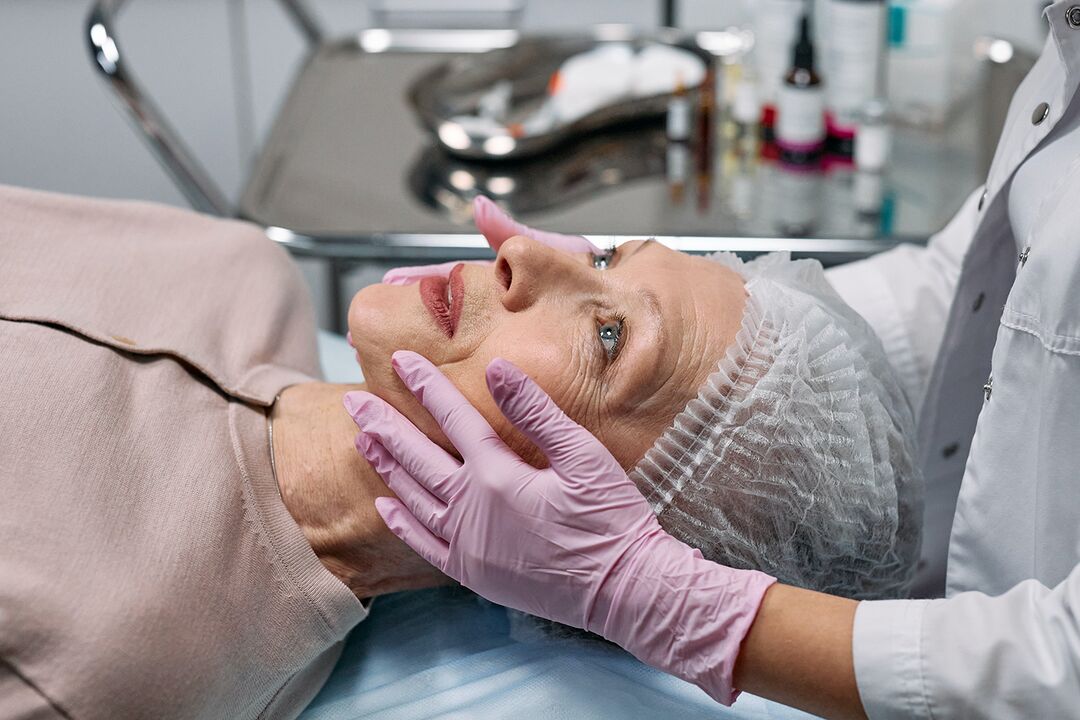 Preparación da pel facial para unha profunda renovación, que é necesaria a partir dos 50 anos