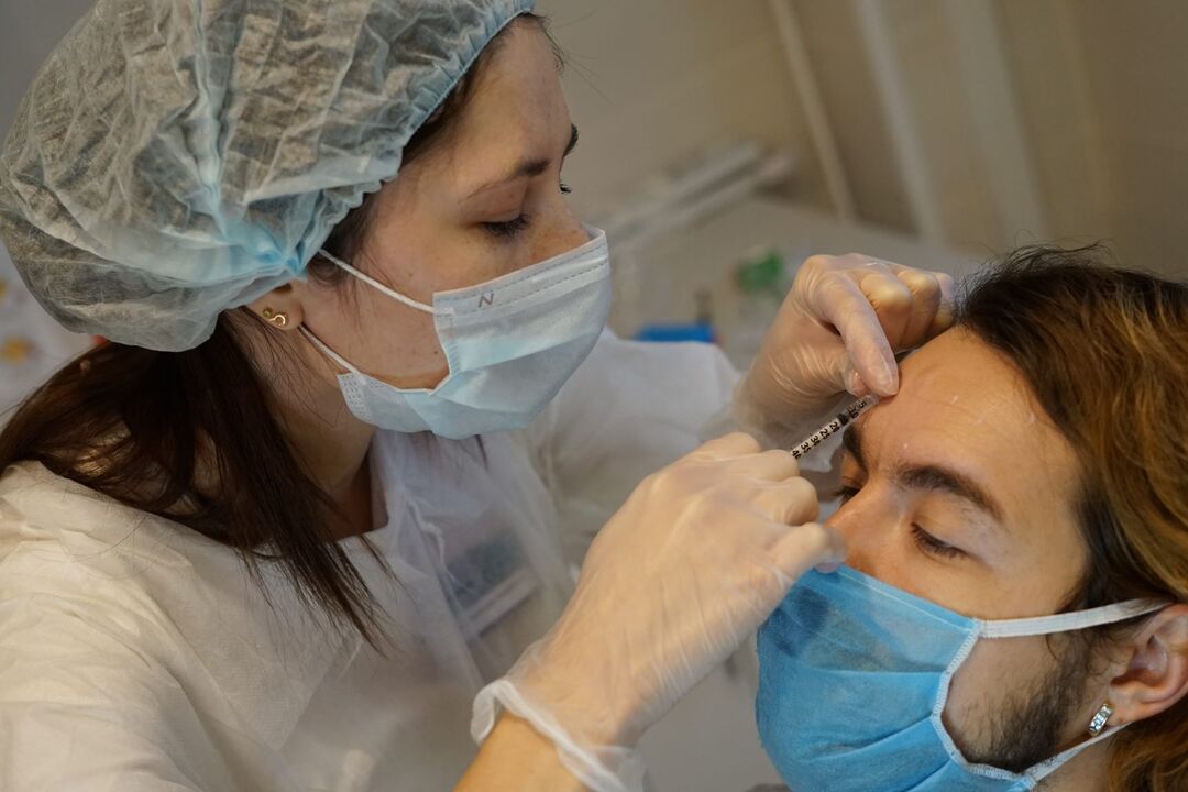 Terapia botulínica procedemento de inxección para rexuvenecer a pel da cara
