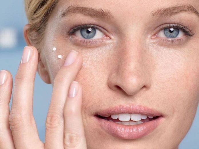 Aplicar crema para rejuvenescer a pel arredor dos ollos