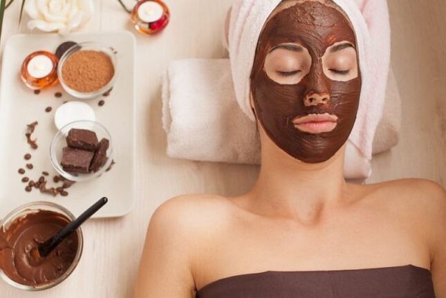 Máscara facial de chocolate escuro para unha pel suave e aveludada