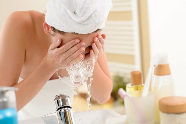 Para lavar a cara, debes usar escumas e xeles especiais. 
