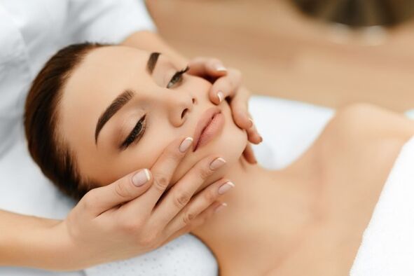 O rexuvenecemento facial con plasma pódese combinar con masaxe despois de que a pel se cura