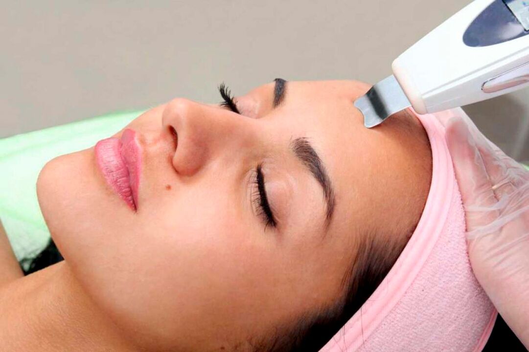 Limpeza facial ultrasónica para rexuvenecemento