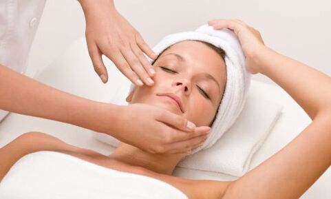 Unha masaxe facial escultórica dálle á pel o efecto lifting necesario